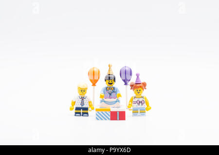 Lego Minifigur einen Jungen, Mädchen und Kuchen guy Serie 18. Lego Minifiguren sind von der Lego Gruppe hergestellt. Stockfoto