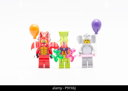 Lego dragon suit Guy, Party Clown und Elephant Anzug Mädchen mit Luftballons. Lego Minifiguren sind von der Lego Gruppe hergestellt. Stockfoto