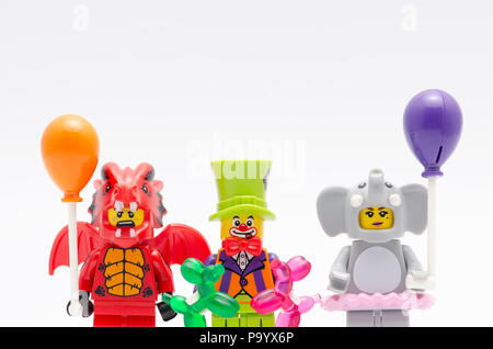 Lego dragon suit Guy, Party Clown und Elephant Anzug Mädchen mit Luftballons. Lego Minifiguren sind von der Lego Gruppe hergestellt. Stockfoto