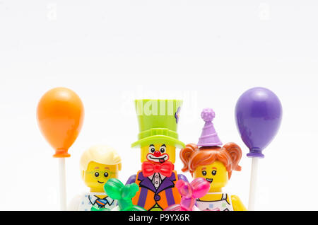 Lego clown, ein Mädchen und ein Junge holding Ballon. Lego Minifiguren sind von der Lego Gruppe hergestellt. Stockfoto