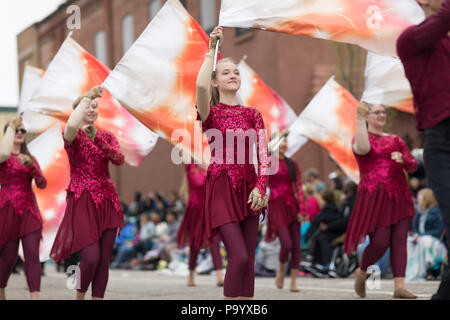 Holland, Michigan, USA - 12. Mai 2018 Die Wildkatzen Mattawan Marching Band an der Muziek Parade, während das Tulip Time Festival Stockfoto