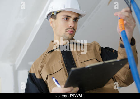 Männliche junge klempner montieren Wasserleitungen Stockfoto