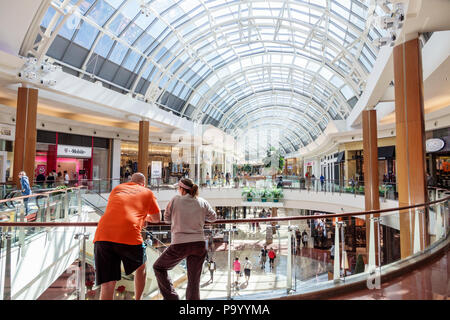 Orlando Florida, The Mall at Millenia, Shopping Shopper Shopper Shop Shops Markt Märkte Markt Kauf Verkauf, Einzelhandel Geschäfte Business Bus Stockfoto