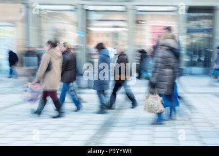 Große Gruppe der Pendler in motion blur, blau getönten Bild Stockfoto