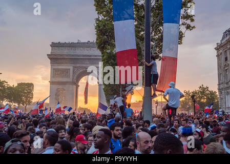 Die Menschen feiern den Sieg in Frankreich nach der WM 2018 Stockfoto