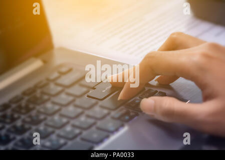 Nahaufnahme der weiblichen Finger auf die ENTER-Taste auf der Tastatur eingeben Stockfoto