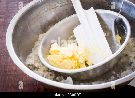 Kinder hand Heimat, Eis mit iced Schüssel gemacht. Stockfoto
