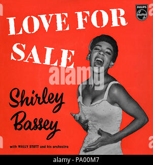 UK 45 U/min 7" EP von Shirley Bassey Titel Liebe für den Verkauf auf dem Philips Label von 1960. Enthält die Titel Crazy Rhythm, Tag und Nacht, die Zigeunerin in meiner Seele und Liebe zum Verkauf. Von Wally Stott (der später Angela Morley) und durch Johnny Franz produziert. angeordnet Stockfoto