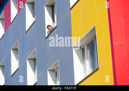 Person im Fenster Provideniya Stadt, Tschukotka, Russland Stockfoto
