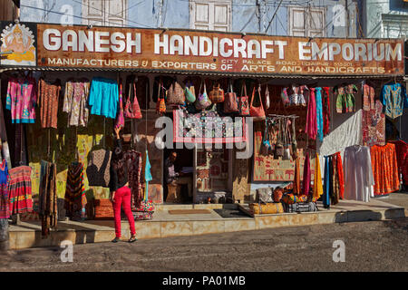 Mädchen kaufen eine Tasche aus einem Kunsthandwerksladen, Udaipur, Rajasthan, Indien Stockfoto