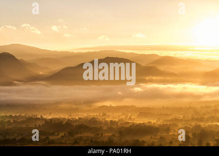 Sunrise goldenen Licht der Morgendämmerung im Nebel. Stockfoto