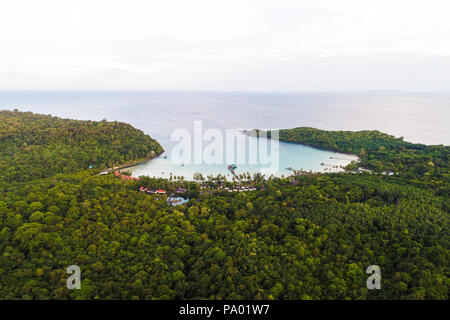 Seashore Blue Ocean green tree forest Luftaufnahme Stockfoto