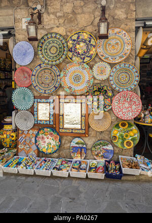 Ravello, Italien - 16. Juni 2017: Keramik Shop auf dem Hauptplatz von Ravello, Kampanien, Italien Stockfoto