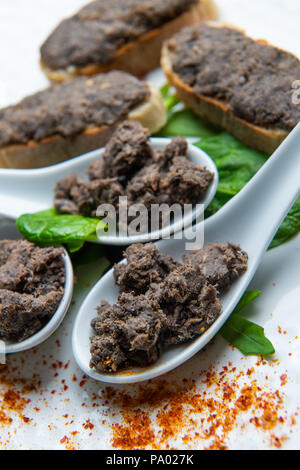 Toast von neunauge Pie mit Bordelaise auf Weiß Löffel, Frankreich Stockfoto