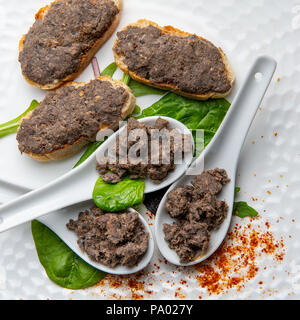 Toast von neunauge Pie mit Bordelaise auf Weiß Löffel, Frankreich Stockfoto