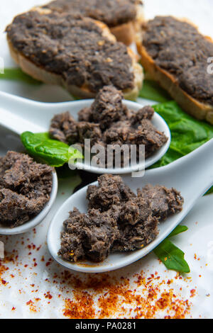 Toast von neunauge Pie mit Bordelaise auf Weiß Löffel, Frankreich Stockfoto