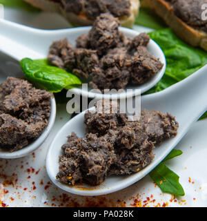 Toast von neunauge Pie mit Bordelaise auf Weiß Löffel, Frankreich Stockfoto