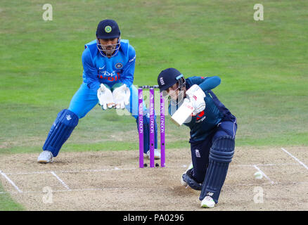 LEEDS, England - Juli 17: MS Dhoni und Joe Root während des 3 Royal London einen Tag Länderspiel zwischen England und Indien bei Headingley Cricket Ground am 17 Juli, 2018 in England. Stockfoto