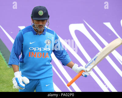 LEEDS, England - Juli 17: MS Dhoni Spaziergänge nach während des 3 Royal London einen Tag Länderspiel zwischen England und Indien bei Headingley Cricket Ground entlassen wurden am 17. Juli 2018 in England. Stockfoto