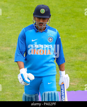 LEEDS, England - Juli 17: MS Dhoni Spaziergänge nach während des 3 Royal London einen Tag Länderspiel zwischen England und Indien bei Headingley Cricket Ground entlassen wurden am 17. Juli 2018 in England. Stockfoto