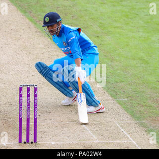 LEEDS, England - Juli 17: MS Dhoni führt einen einzigen während des 3 Royal London einen Tag Länderspiel zwischen England und Indien bei Headingley Cricket Ground am 17 Juli, 2018 in England. Stockfoto