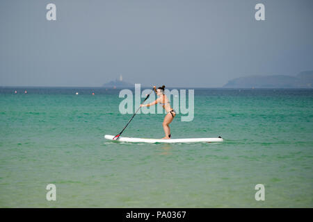 Frau auf Paddle Board im seichten Wasser bei St Ives in Cornwall. Stockfoto