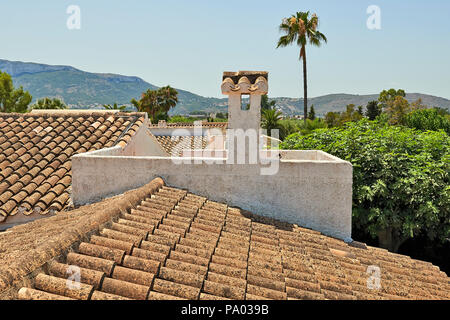 Details und die Perspektive einer grungy alte Fliesen Dach in Südeuropa Stockfoto