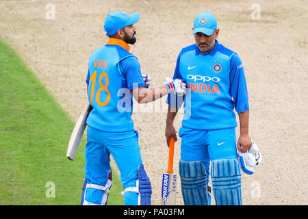 LEEDS, England - Juli 17: Virat Kohli, und MS Dhoni während des 3 Royal London einen Tag Länderspiel zwischen England und Indien bei Headingley Cricket Ground am 17 Juli, 2018 in England. Stockfoto