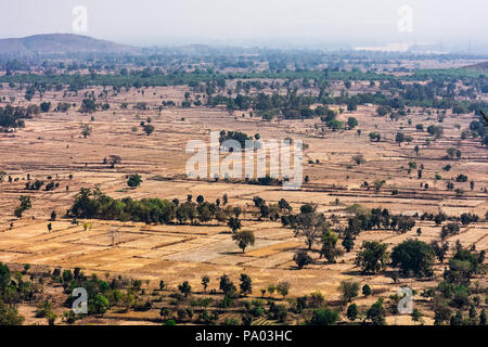 Top View oder Luftaufnahme von der Spitze eines Rocky Mountain von frischem Grün und Gelb Reisfelder an einem sonnigen Tag im Sommer in einem ländlichen Dorf in Indien. Stockfoto