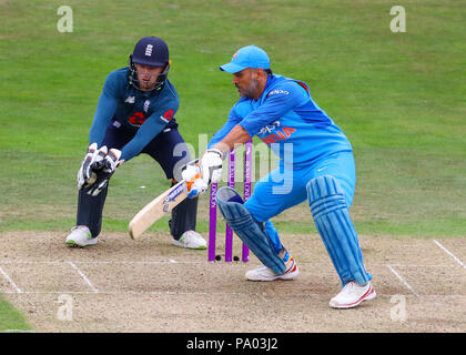 LEEDS, England - Juli 17: Jos Buttler und MS Dhoni während des 3 Royal London einen Tag Länderspiel zwischen England und Indien bei Headingley Cricket Ground am 17 Juli, 2018 in England. Stockfoto