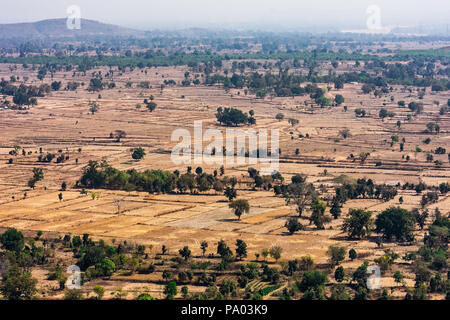 Top View oder Luftaufnahme von der Spitze eines Rocky Mountain von frischem Grün und Gelb Reisfelder an einem sonnigen Tag im Sommer in einem ländlichen Dorf in Indien. Stockfoto