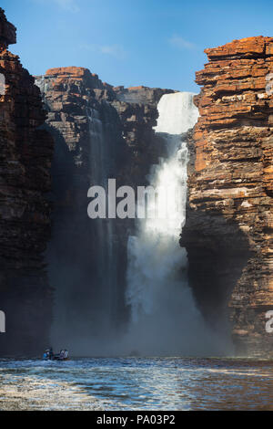 Sternzeichen mit Touristen vor der King George Falls, die Kimberley, Western Australia Stockfoto