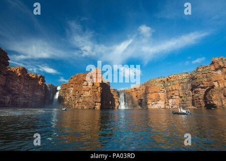 Sternzeichen mit Touristen vor der King George Falls, die Kimberley, Western Australia Stockfoto