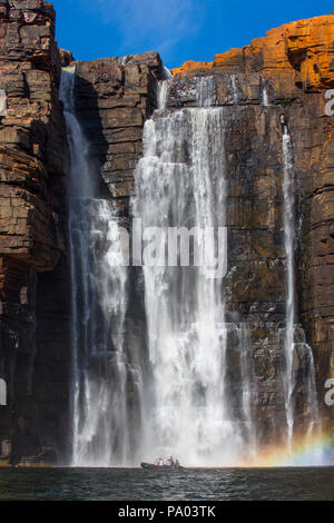 Sternzeichen mit Touristen vor der King George Falls, die Kimberley, Western Australia Stockfoto