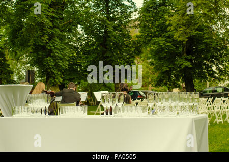 Orchester auf die Vorbereitungen für die Hochzeit im Sommer im Park Stockfoto