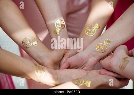 Makroaufnahme der temporären Tattoo von einem Ring auf brautjungfern Hände hielten zusammen. Fröhliche Braut und Brautjungfern Partei vor der Hochzeit. Frauen Spaß Stockfoto