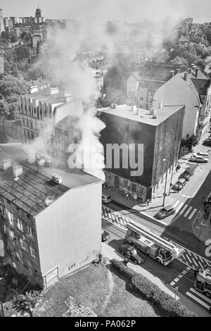 Stettin, Polen - 19 Juli 2018: Feuerwehr Wohnhaus Feuer an Niemierzynska Straße löschen. Stockfoto