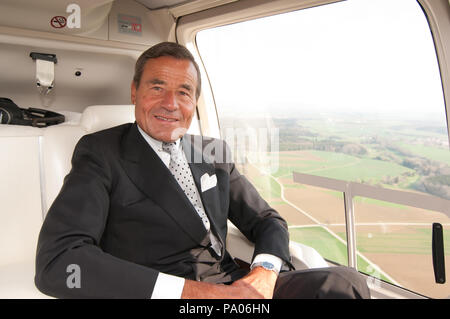 Wolfgang Grupp, Chef der deutschen Mode Firma Trigema mit seinem Hubschrauber Stockfoto