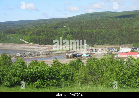 Mit der höchsten Gezeiten der Welt, den Hafen von Alma in der Bucht von Fundy ist ein sehr malerischer Ort, durch den Fundy National Park umgeben. Stockfoto