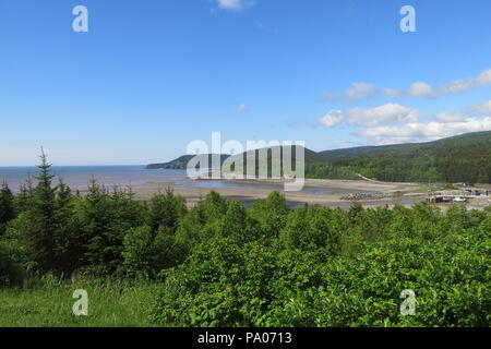 Mit der höchsten Gezeiten der Welt, den Hafen von Alma in der Bucht von Fundy ist ein sehr malerischer Ort, durch den Fundy National Park umgeben. Stockfoto