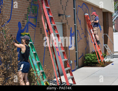 Das Band Kunst Crew gegründet aus Providence, Rhode Island, mit Schüler helfen, bei der Arbeit an einem Wandbild alle Woche an den Sordoni Galerie, Wilkes Universität Stockfoto