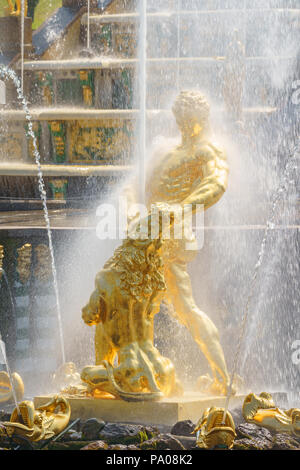 Anzeigen Samson-brunnen, Grand Cascade in Perterhof, am 18.Juli 2018 in St. Petersburg, Russland Stockfoto