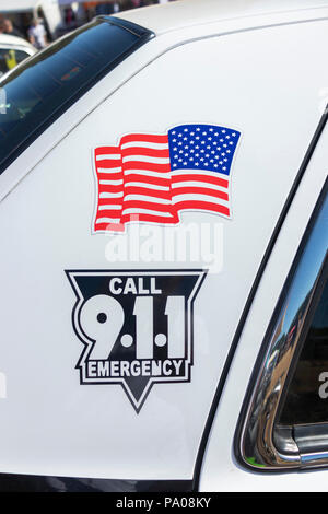 Nahaufnahme der amerikanischen Polizei Auto Graphic 911 und US Flag Stockfoto