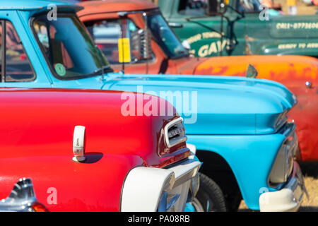 Bunte 60er US-Pickup Trucks Stockfoto