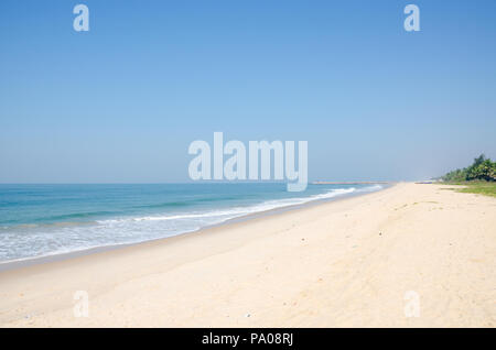 Absolut sauber und wunderschöne Maravanthe Beach in der Nähe von Kundapura, Karnataka, Indien. Outlook Reisen hält es eine der schönsten Karnataka Strände. Stockfoto