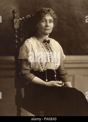 619 Emmeline Pankhurst, sitzend (1913) Stockfoto