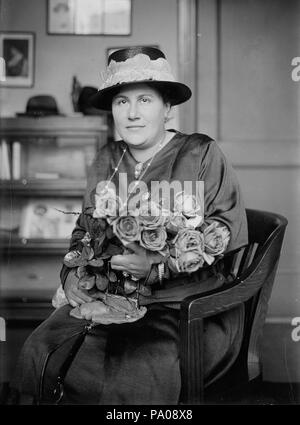 619 Emmy Destinn mit Rosen in 1919 (7/8) Stockfoto