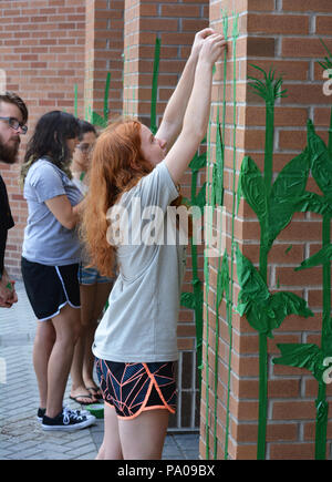 Das Band Kunst Crew gegründet aus Providence, Rhode Island, mit Schüler helfen, bei der Arbeit an einem Wandbild alle Woche an den Sordoni Galerie, Wilkes Universität Stockfoto