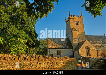 St Eadburgha's Kirche Broadway an einem Sommerabend. Stockfoto