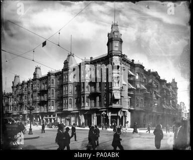 . Englisch: Äußere des Westminster Hotel an der Ecke der Fourth Street und Main Street, Los Angeles, Ca. 1900 Foto von der Außenseite des Westminster Hotel an der Ecke der Fourth Street und Main Street, Los Angeles, Ca 1900. Die 4-stöckige viktorianische Backsteingebäude verfügt über einen 6-stöckigen Turm an der Ecke über dem Haupteingang. Es gibt Markisen auf Straßenebene. Ein Auto ist am Strassenrand geparkt, während ein Radfahrer radeln durch ist. Teil einer Pferdewagen ist auf der linken Seite sichtbar. Zahlreiche Fußgänger überqueren der Straße. Straßenbahn Schienen und Freileitungen sind sichtbar. Bein Stockfoto